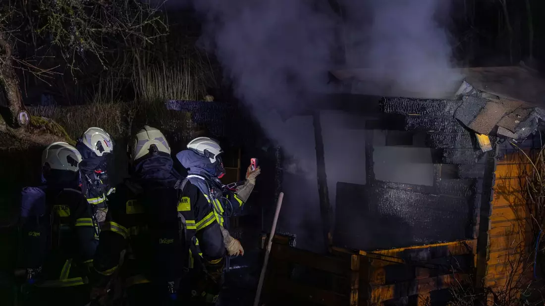 FW-MK: Brand einer Gartenhütte in voller Ausdehnung - Bild: presseportal.de