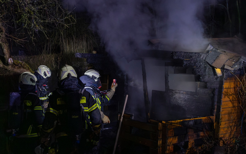 FW-MK: Brand einer Gartenhütte in voller Ausdehnung - Foto: presseportal.de