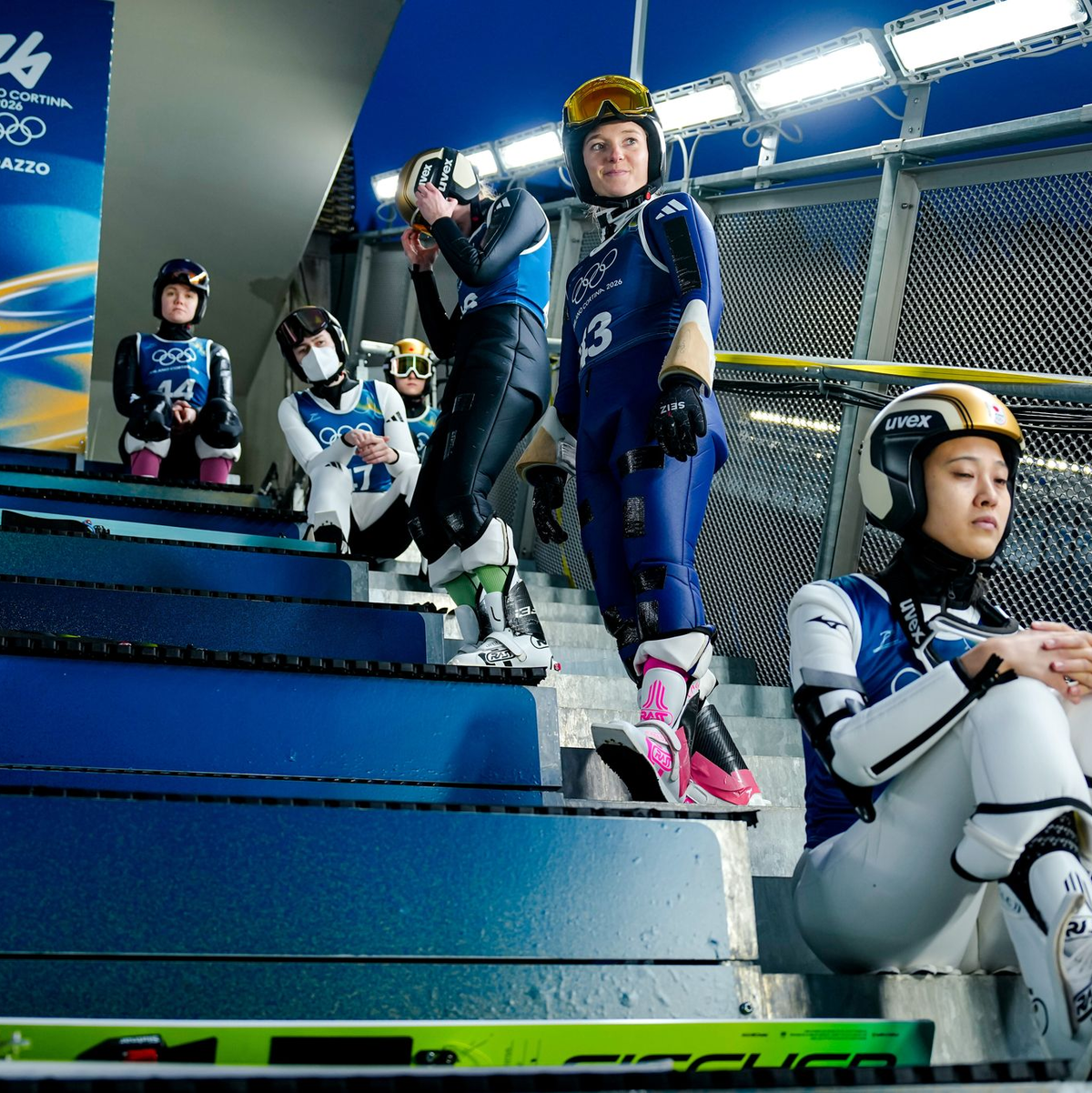 Katharina Schmid (2. vr) ist bereit für ihre letzten Sprünge bei Olympia. - Foto: Matthias Schrader/AP/dpa