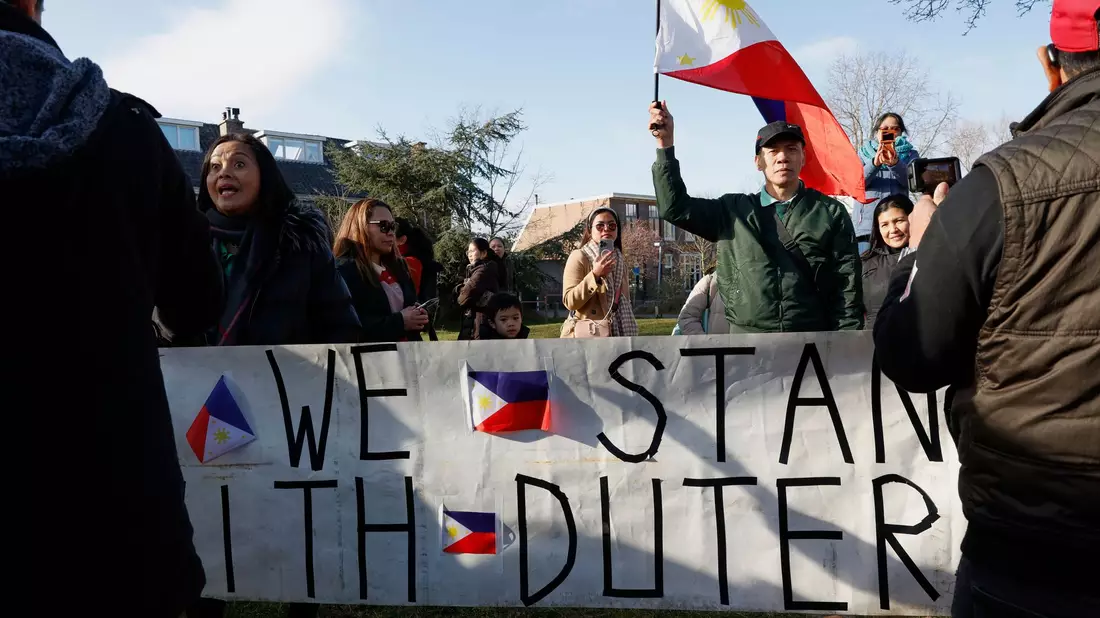 Zu den sieben Beschuldigten, die derzeit in Haft sind, zählt der ehemalige philippinische Präsident, Rodrigo Duterte. Dessen Anhänger demonstrieren regelmäßig in Den Haag. (Archivbild) - Bild: Omar Havana/AP/dpa