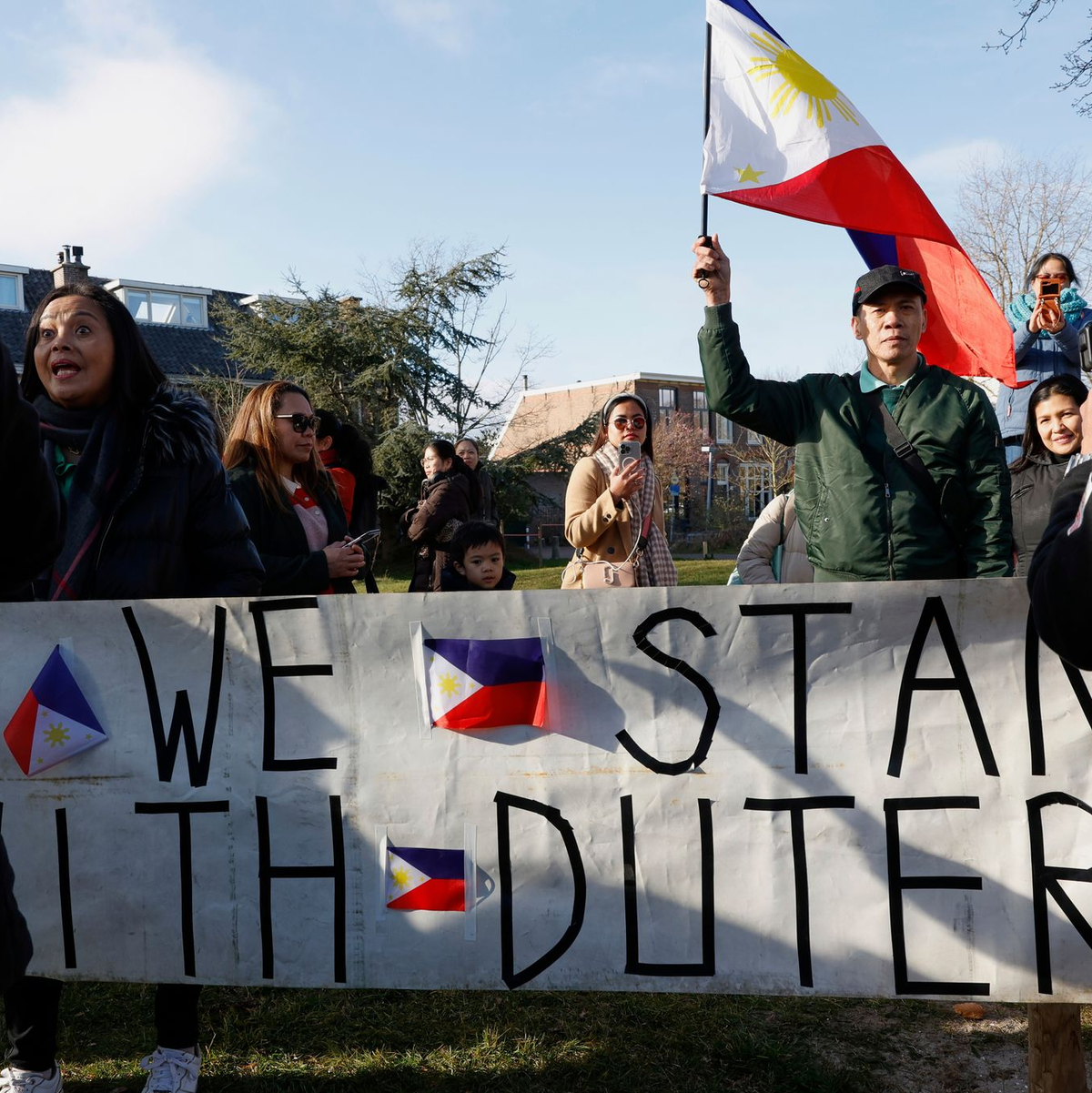 Zu den sieben Beschuldigten, die derzeit in Haft sind, zählt der ehemalige philippinische Präsident, Rodrigo Duterte. Dessen Anhänger demonstrieren regelmäßig in Den Haag. (Archivbild) - Foto: Omar Havana/AP/dpa