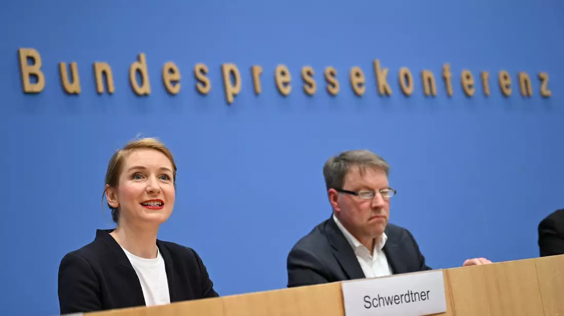Das DIW hat mögliche Steuereinnahmen im Auftrag der Linken berechnet - die Ergebnisse stellten Parteichefin Ines Schwerdtner und Forscher Stefan Bach vor.  - Bild: Elisa Schu/dpa
