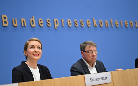 Das DIW hat mögliche Steuereinnahmen im Auftrag der Linken berechnet - die Ergebnisse stellten Parteichefin Ines Schwerdtner und Forscher Stefan Bach vor.  - Foto: Elisa Schu/dpa