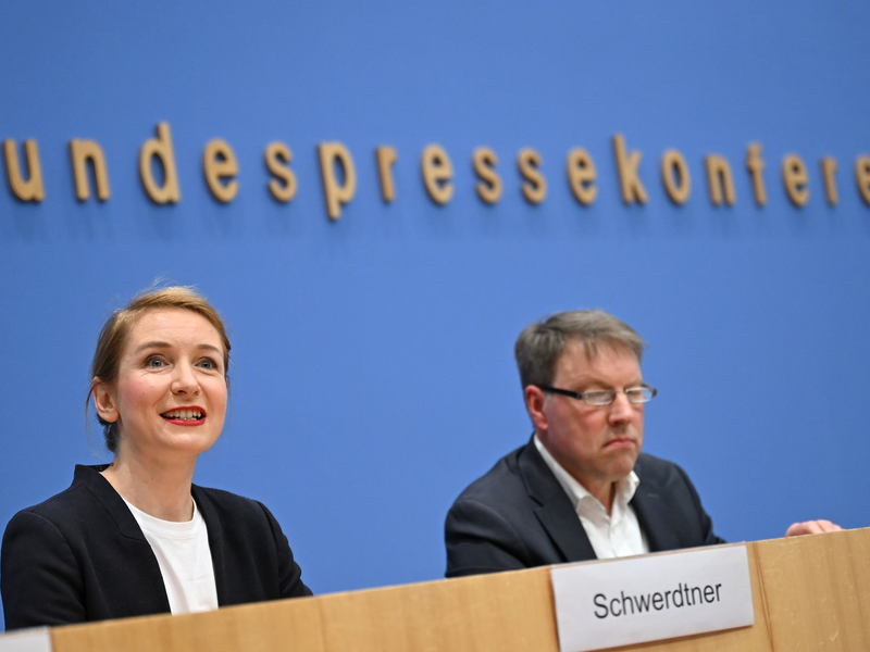 Das DIW hat mögliche Steuereinnahmen im Auftrag der Linken berechnet - die Ergebnisse stellten Parteichefin Ines Schwerdtner und Forscher Stefan Bach vor. - Foto: Elisa Schu/dpa