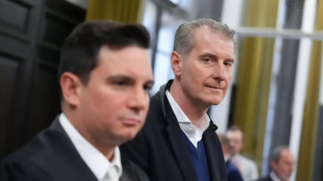 Blocks Ex-Mann Stephan Hensel ist Nebenkläger im Prozess. Hier neben seinem Anwalt Philip von der Meden. - Bild: Marcus Brandt/Pool dpa/dpa