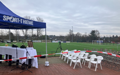 Die Stadt hat zu einer öffentlichen Trauerfeier geladen. - Foto: Volker Danisch/dpa