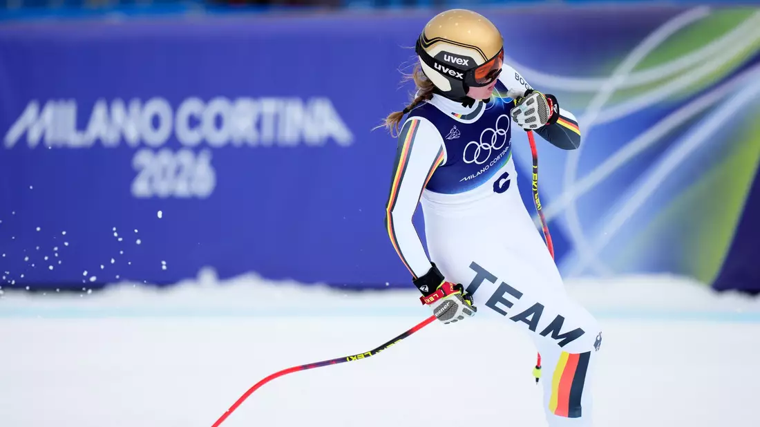 Emma Aicher tut sich im ersten Training mit der Piste in Cortina d'Ampezzo noch schwer. - Bild: Giovanni Auletta/AP/dpa