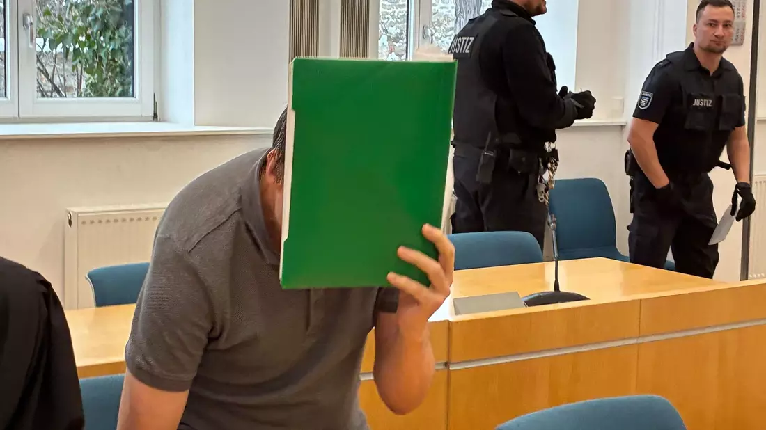 Der frühere Lehrer wurde wegen dutzendfachen Missbrauchs von Schülerinnen zu mehreren Jahren Haft verurteilt.  - Bild: Marie Frech/dpa