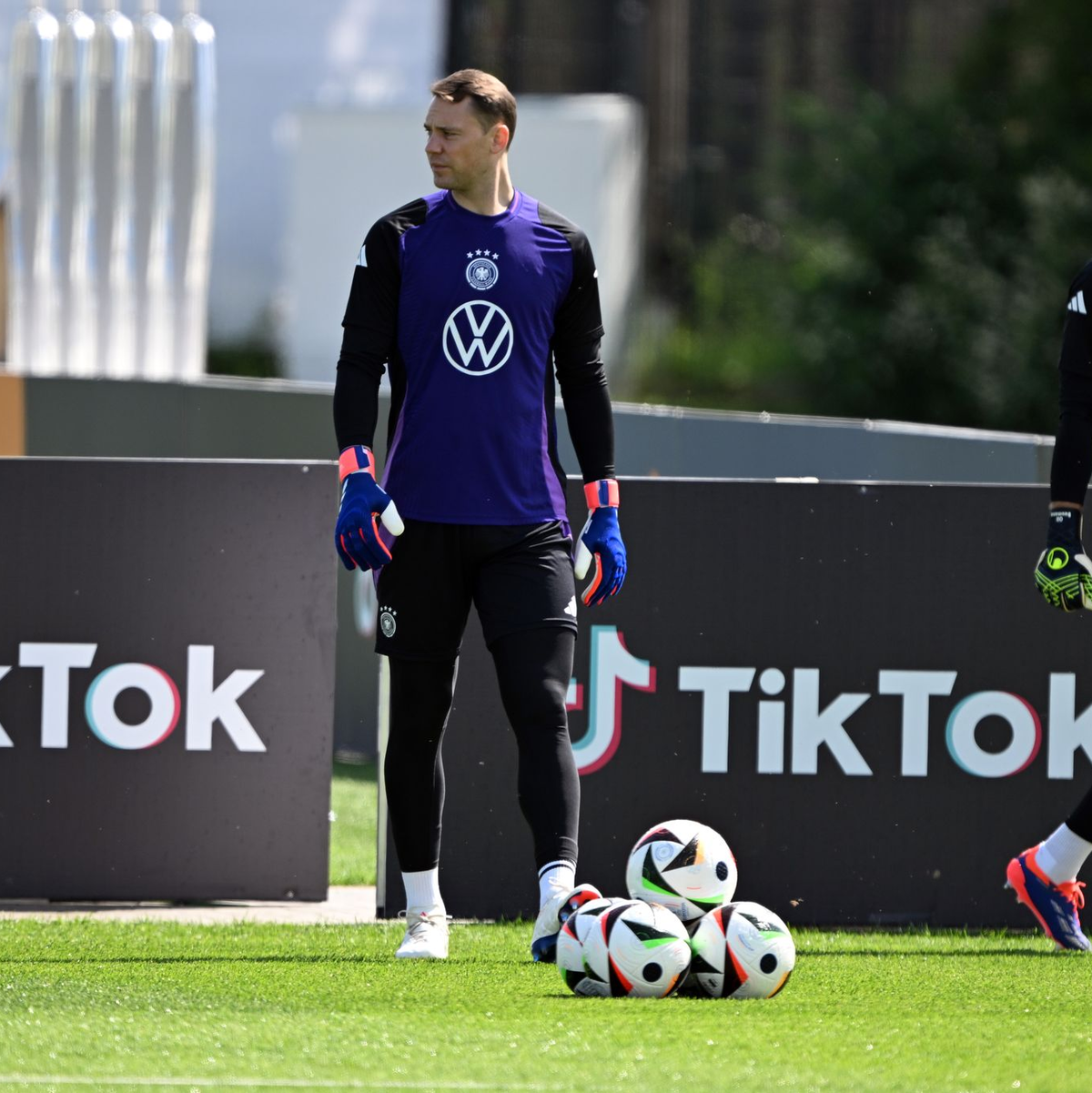 Das Duell der Torhüter Neuer und Baumann (r) ist in den Fokus gerückt. Wegen eines Infekts von Neuer wackelt es. (Archivbild) - Foto: Federico Gambarini/dpa