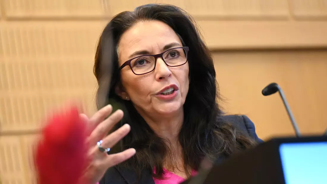 DGB-Chefin Yasmin Fahimi nennt die Debatte um Einschnitte «respektlos und schäbig». (Archivbild)  - Bild: Elisa Schu/dpa