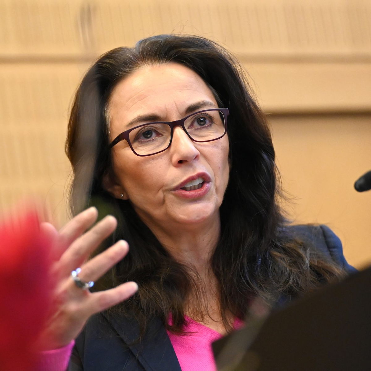 DGB-Chefin Yasmin Fahimi nennt die Debatte um Einschnitte «respektlos und schäbig». (Archivbild)  - Foto: Elisa Schu/dpa