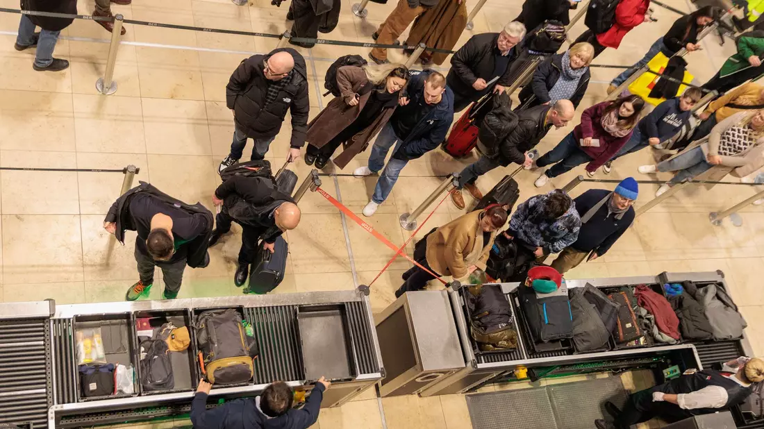 Am BER stand zwischenzeitlich der Betrieb still. - Bild: Carsten Koall/dpa