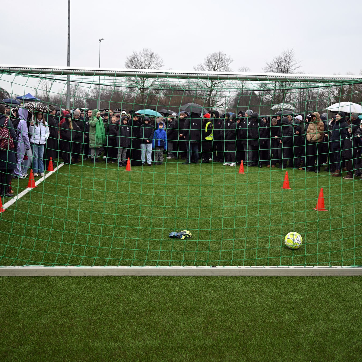 In Dormagen nehmen die Menschen Abschied von Yosef. - Foto: Federico Gambarini/dpa