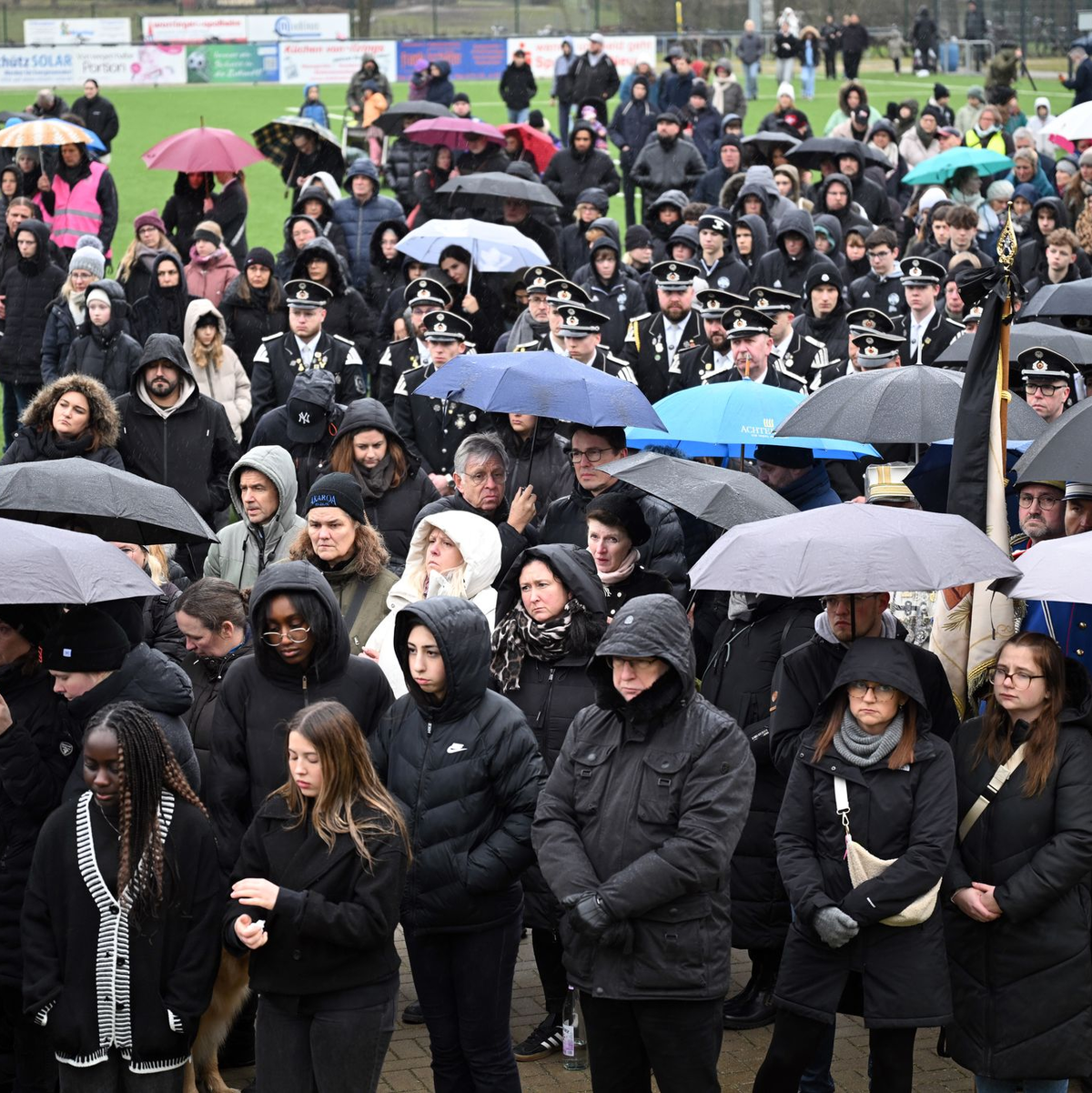 Die Anteilnahme bei der Trauerfeier ist groß. - Foto: Federico Gambarini/dpa