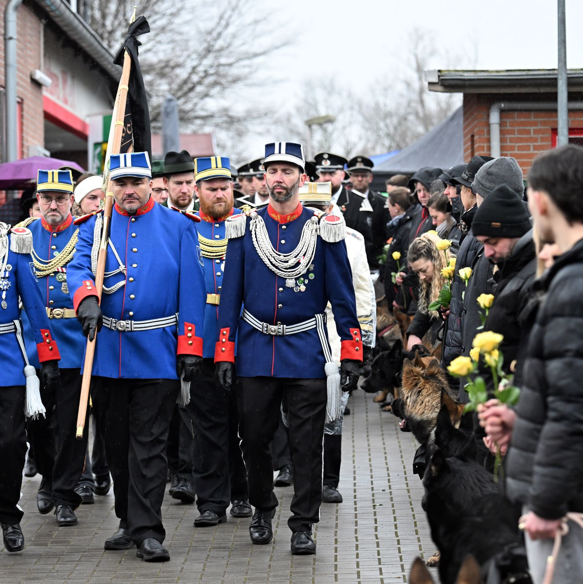 Auch Mitglieder des Schützenvereins reihen sich in den Trauerzug ein. - Foto: Federico Gambarini/dpa