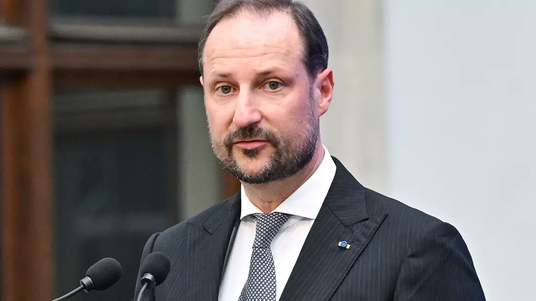 Selten stand die norwegische Königsfamilie so in der Kritik wie jetzt. Kronprinz Haakon will für seine Familie da sein. - Bild: Radek Pietruszka/PAP/dpa