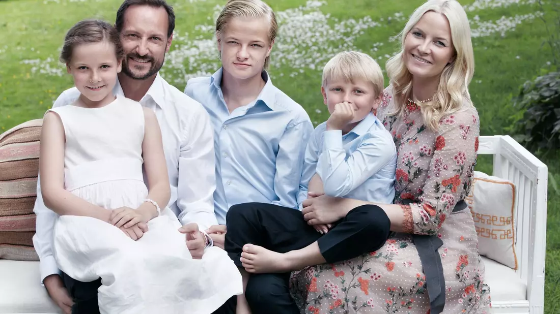 Ein Bild aus glücklicheren Zeiten: die norwegische Kronprinzenfamilie inklusive Haakons Bonus-Sohn Marius Borg Høiby (Mitte).  - Bild: Sølve Sundsbø/dpa