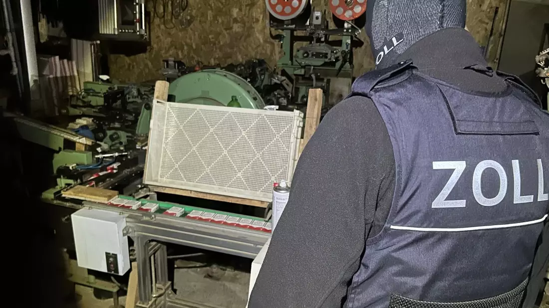 ZOLL-H: ZOLL deckt illegale Zigarettenfabrik auf / Komplette Produktionsanlage, 40 Mio. Zigaretten, Tabak und Vormaterialien sichergestellt, Steuerschaden mehr als 8 Millionen Euro - Bild: presseportal.de