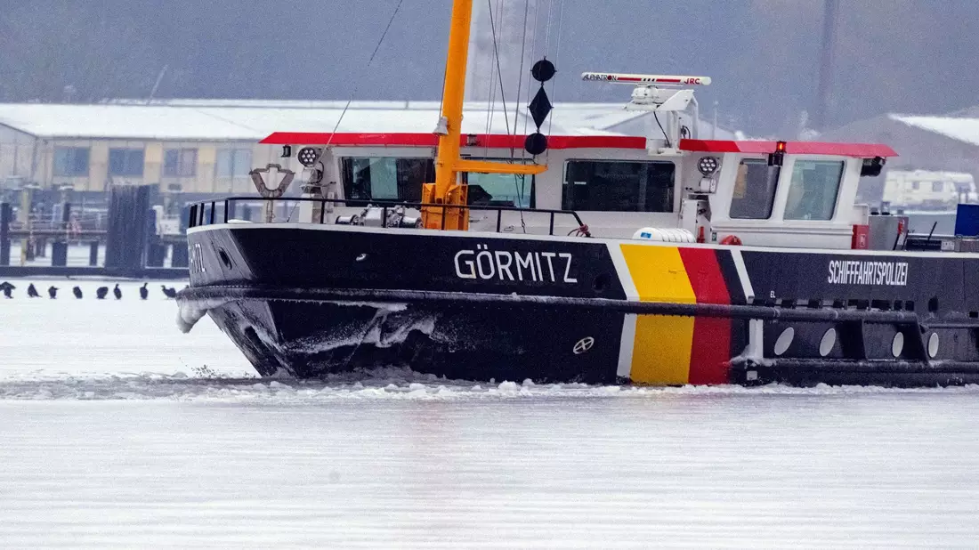 Das Eis war selbst für den Eisbrecher «Görmitz» zu dick.  - Bild: Stefan Sauer/dpa
