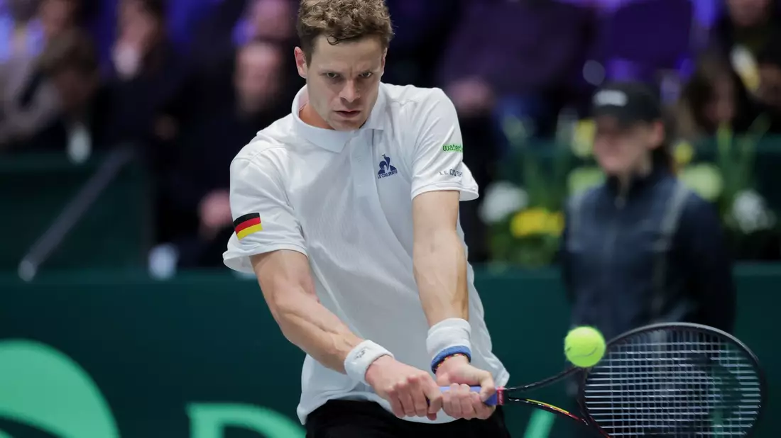 Yannick Hanfmann brachte die deutschen Tennis-Herren mit 1:0 in Führung. - Bild: Rolf Vennenbernd/dpa