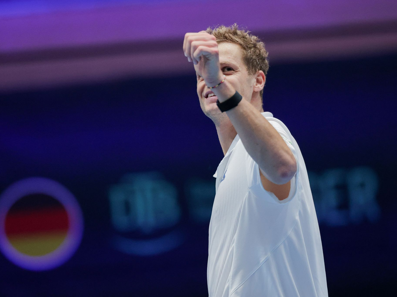 Yannick Hanfmann freute sich über seinen Sieg in der Begegnung mit Peru. - Foto: Rolf Vennenbernd/dpa