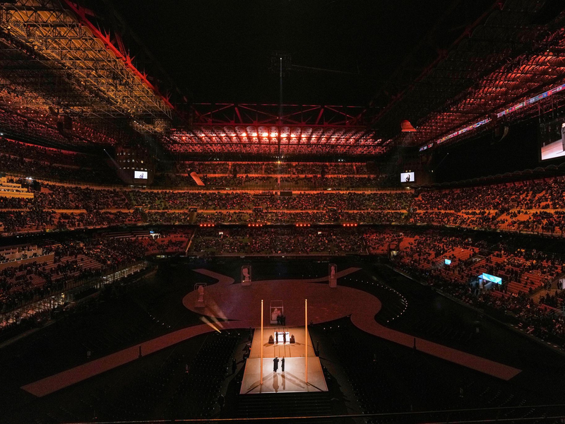 Der Hauptteil der Eröffnungsfeier der Winterspiele wird im Mailänder Fußballstadion aufgeführt. - Foto: Carolyn Kaster/AP/dpa