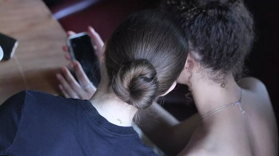 Junge Frauen mit Smartphone (Archiv) - Bild: via dts Nachrichtenagentur