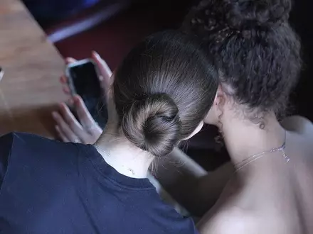 Junge Frauen mit Smartphone (Archiv) - Foto: via dts Nachrichtenagentur