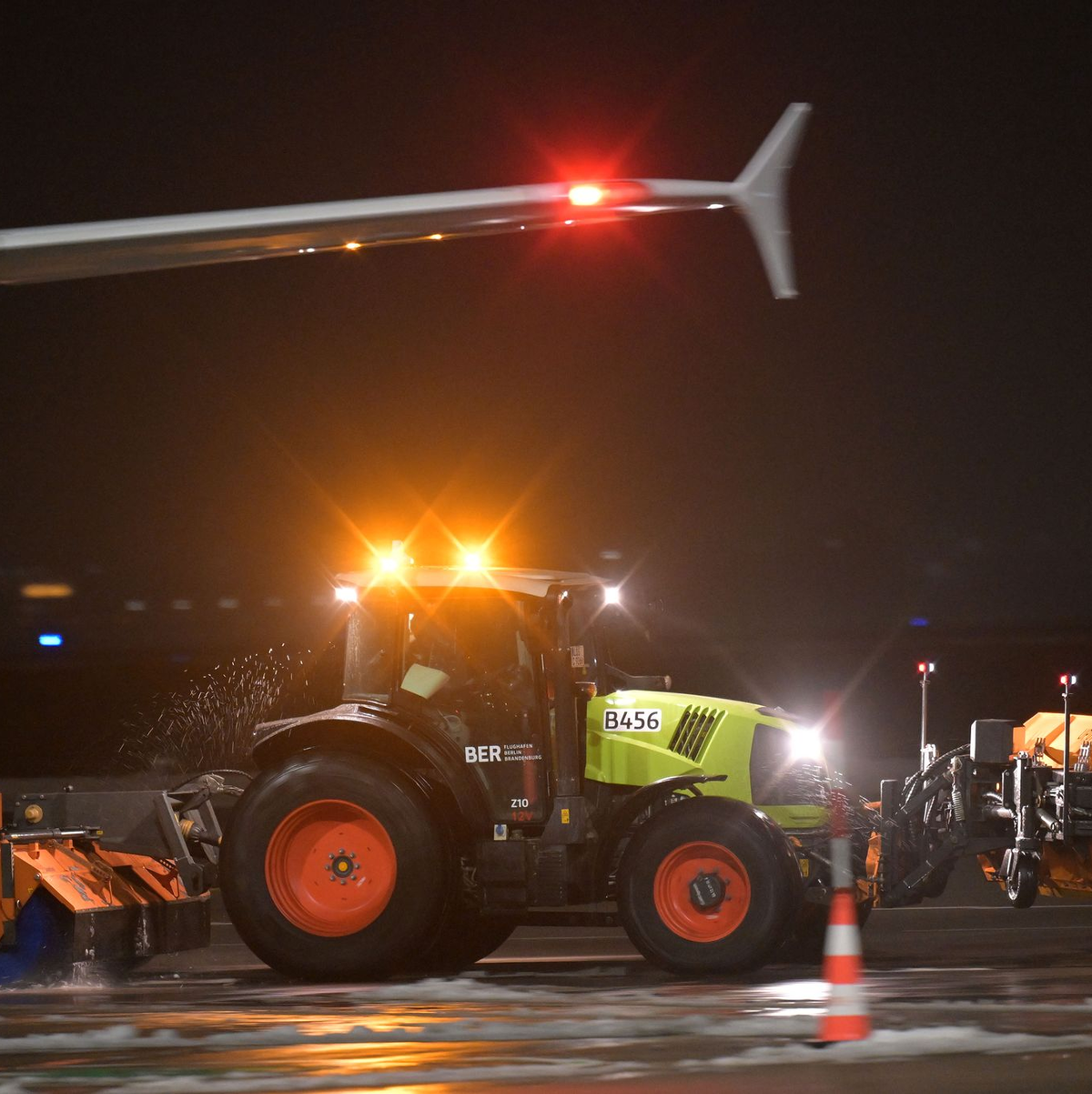 Ein Räumfahrzeug fährt über das Flugfeld des Berliner Flughafen BER. - Foto: Michael Bahlo/dpa