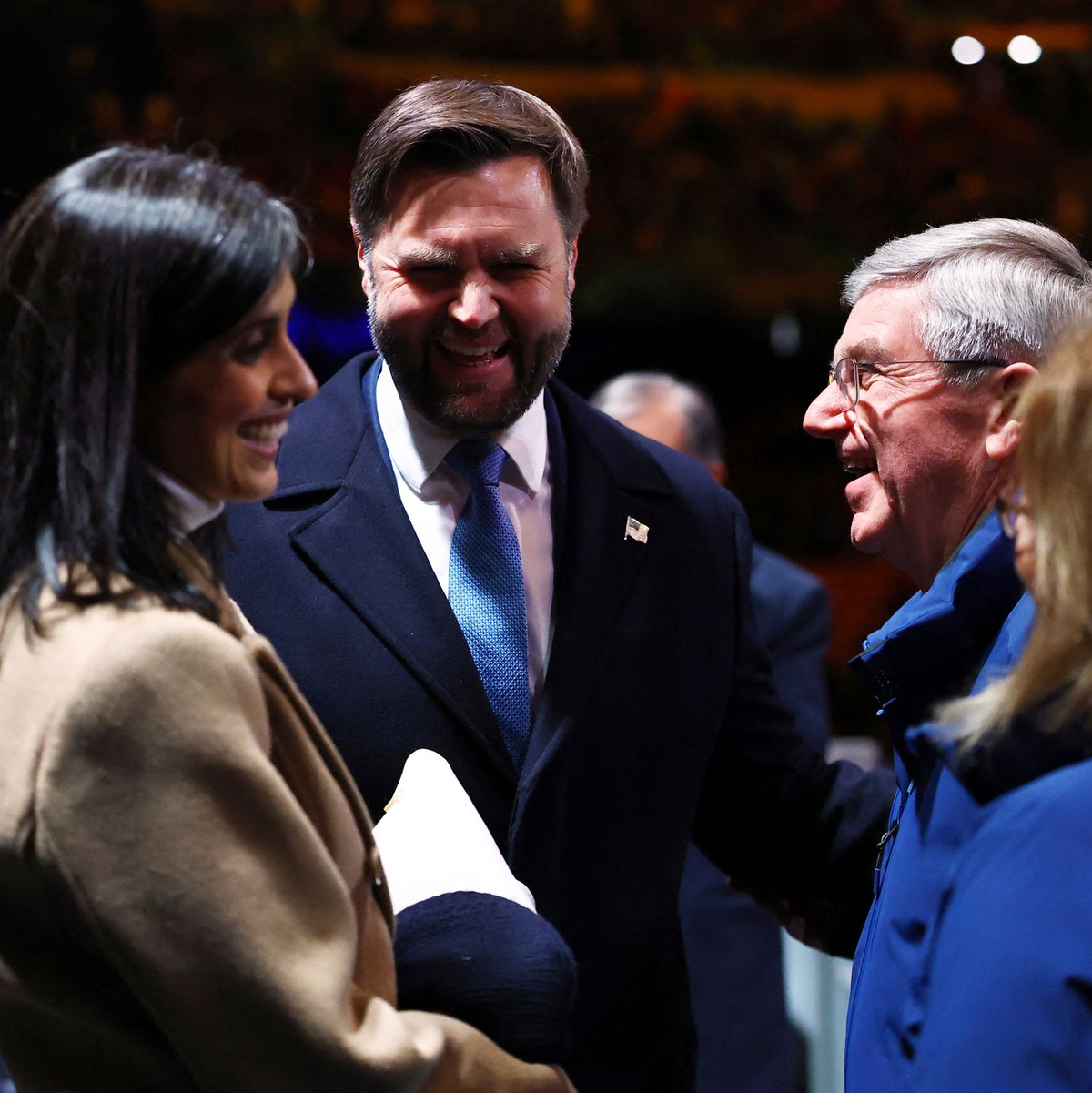 US-Vizepräsident JD Vance (Mitte links) und seine Frau Usha (l) trafen vor Beginn der Zeremonie den IOC-Ehrenpräsidenten Thomas Bach im Stadion. - Foto: Susana Vera/Reuters Pool Photo/AP/dpa