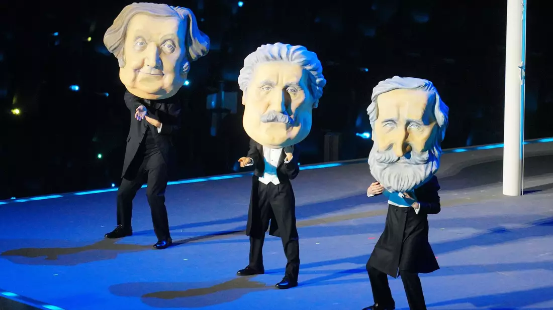 Tänzer mit Masken würdigten die italienischen Komponisten Giuseppe Verdi, Giacomo Puccini und Gioachino Rossini. - Bild: Michael Kappeler/dpa