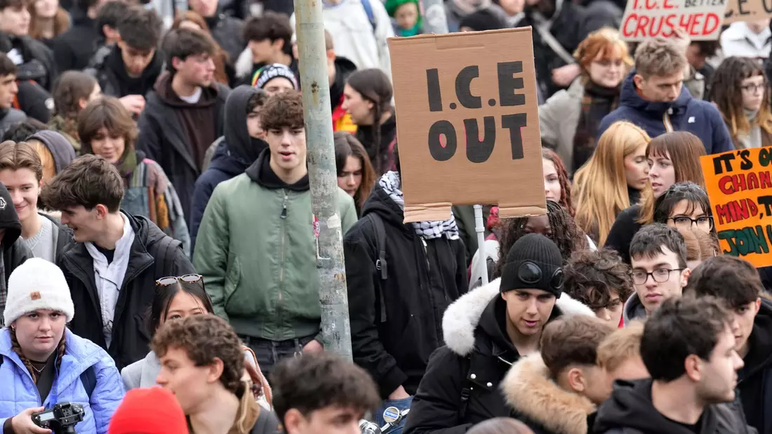 Hunderte protestieren am Eröffnungstag in Mailand gegen die Anwesenheit von Beamten der US-Einwanderungsbehörde ICE bei den Winterspielen. - Bild: Luca Bruno/AP/dpa