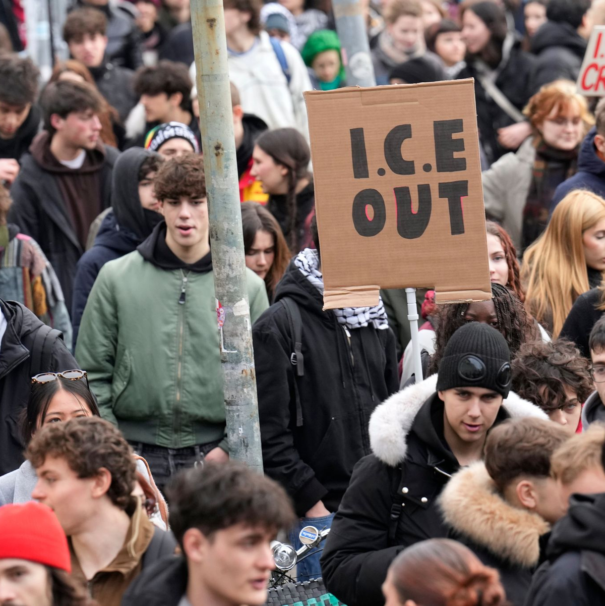 Hunderte protestieren am Eröffnungstag in Mailand gegen die Anwesenheit von Beamten der US-Einwanderungsbehörde ICE bei den Winterspielen. - Foto: Luca Bruno/AP/dpa