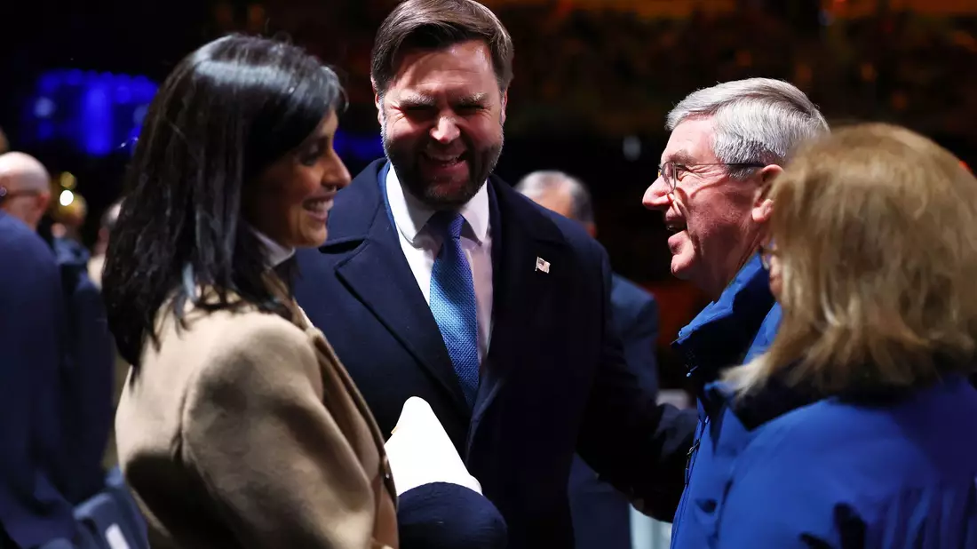 US-Vizepräsident JD Vance (Mitte links) und seine Frau Usha (l) trafen vor Beginn der Zeremonie den IOC-Ehrenpräsidenten Thomas Bach im Stadion. - Bild: Susana Vera/Reuters Pool Photo/AP/dpa