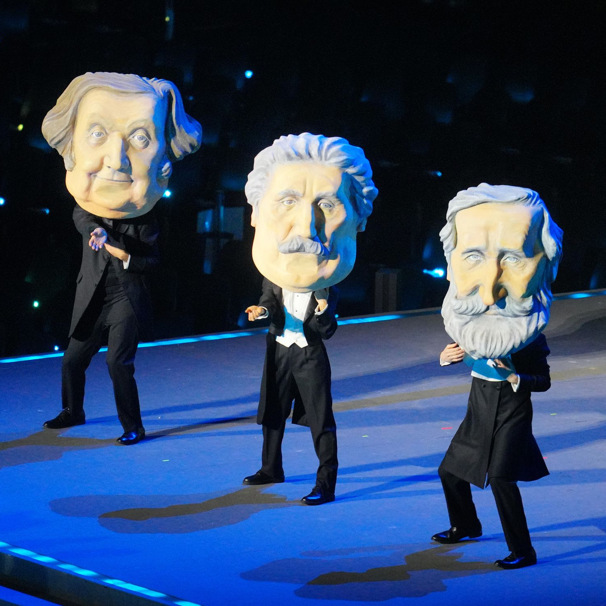 Tänzer mit Masken würdigten die italienischen Komponisten Giuseppe Verdi, Giacomo Puccini und Gioachino Rossini. - Foto: Michael Kappeler/dpa