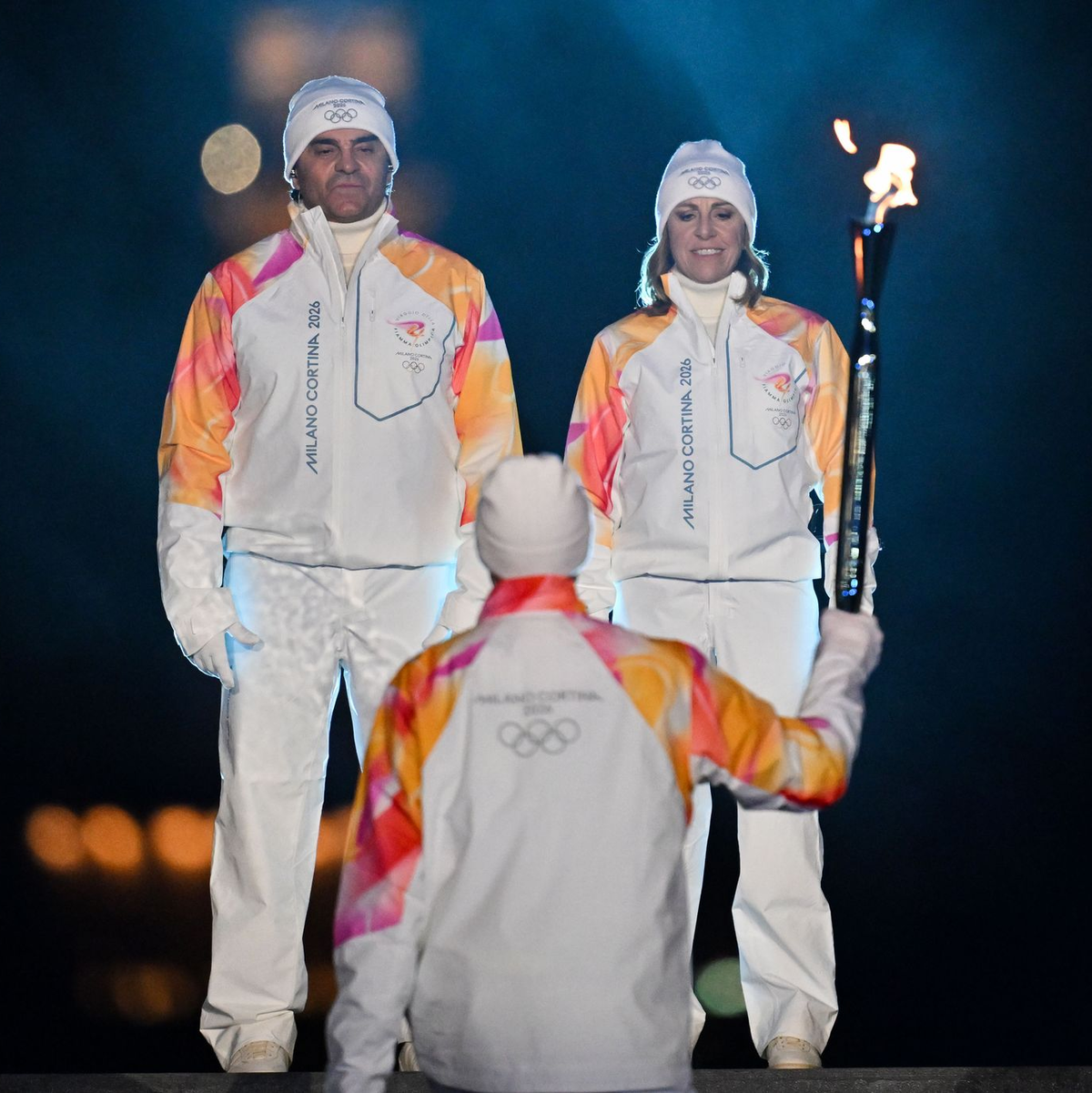 Alberto Tomba und Deborah Compagnoni entzündeten das Feuer in Mailand. - Foto: Carl Sandin/Pool/PA Wire/dpa