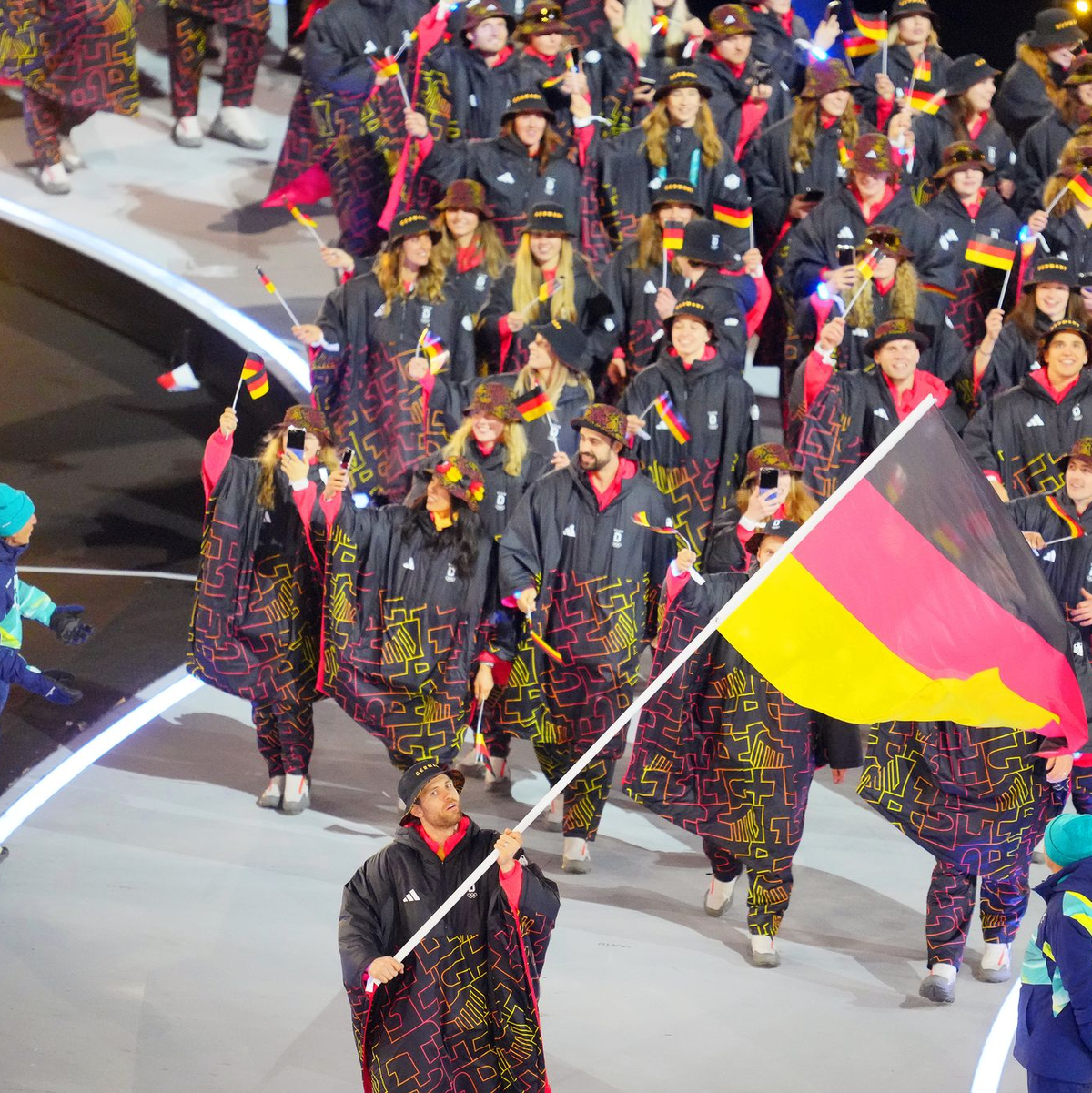 Angeführt von Leon Draisaitl lief ein Teil des deutschen Teams ins Mailänder Stadion ein. - Foto: Michael Kappeler/dpa