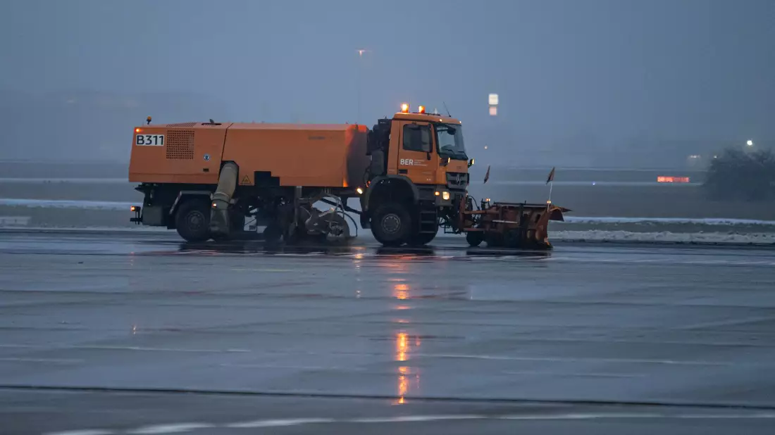 Am Berliner Flughafen BER kam es wegen Blitzeis zu mehrstündigen Verspätungen und Ausfällen. - Bild: Fabian Sommer/dpa