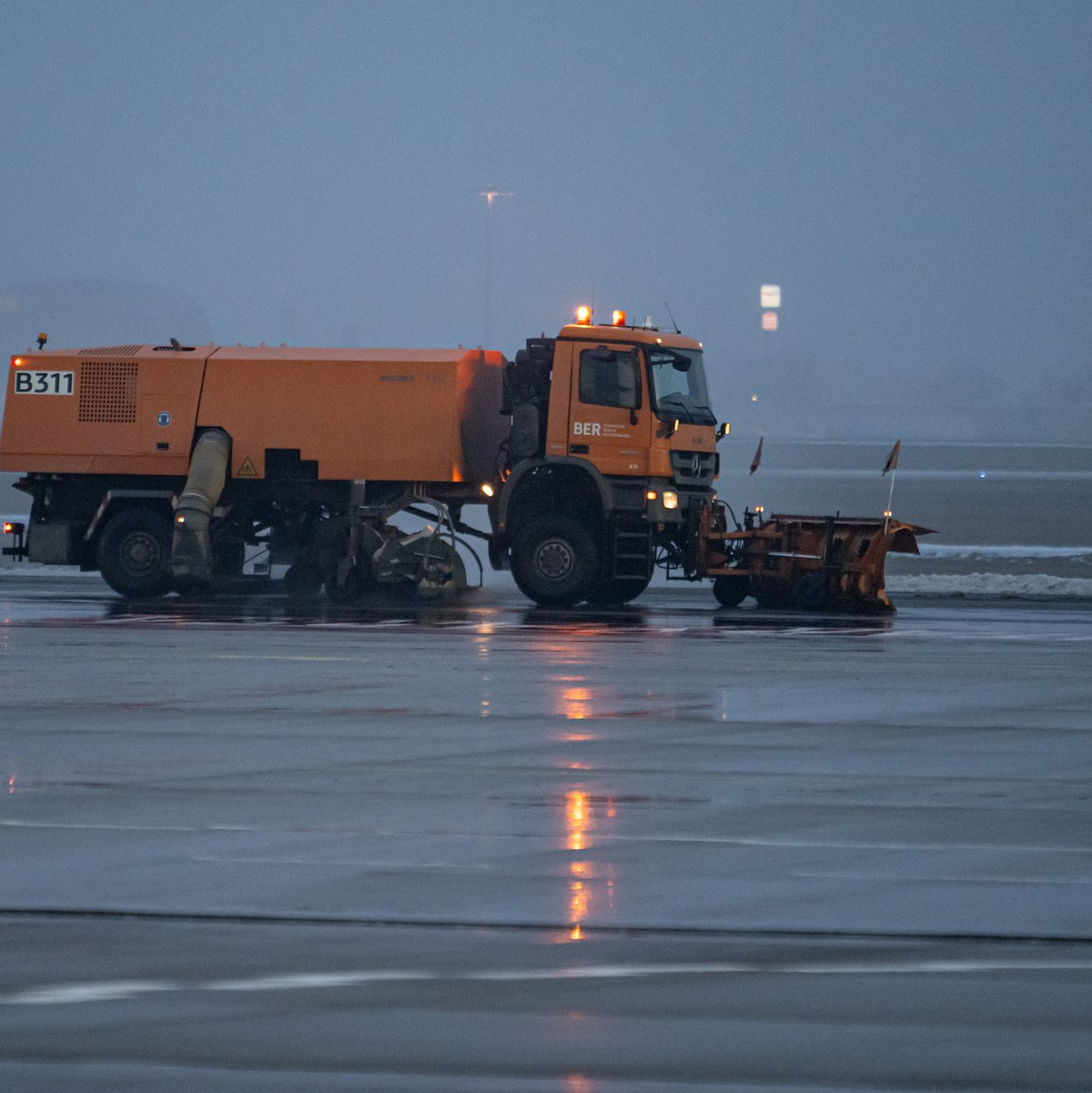 Am Berliner Flughafen BER kam es wegen Blitzeis zu mehrstündigen Verspätungen und Ausfällen. - Foto: Fabian Sommer/dpa