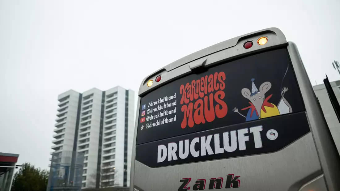 Die «Karnevalsmaus» ist bei Auftritten von Druckluft allgegenwärtig - auch auf dem Bus. (Archivbild) - Bild: Fabian Strauch/dpa