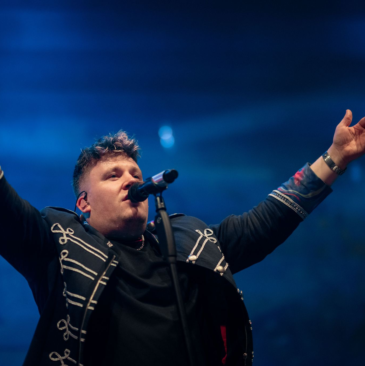 Sänger Florian Hertel fiel der Refrain im Auto ein. (Archivfoto) - Foto: Fabian Strauch/dpa