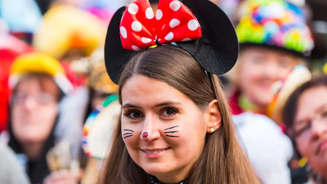 Maus-Kostüme waren schon immer - so wie hier bei einer Karnevalistin im Jahr 2018 - gefragt, liegen nun aber umso mehr im Trend. (Archivfoto) - Bild: Andreas Arnold/dpa
