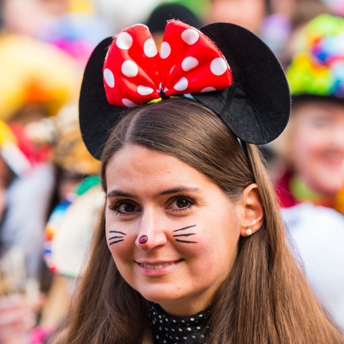 Maus-Kostüme waren schon immer - so wie hier bei einer Karnevalistin im Jahr 2018 - gefragt, liegen nun aber umso mehr im Trend. (Archivfoto) - Foto: Andreas Arnold/dpa