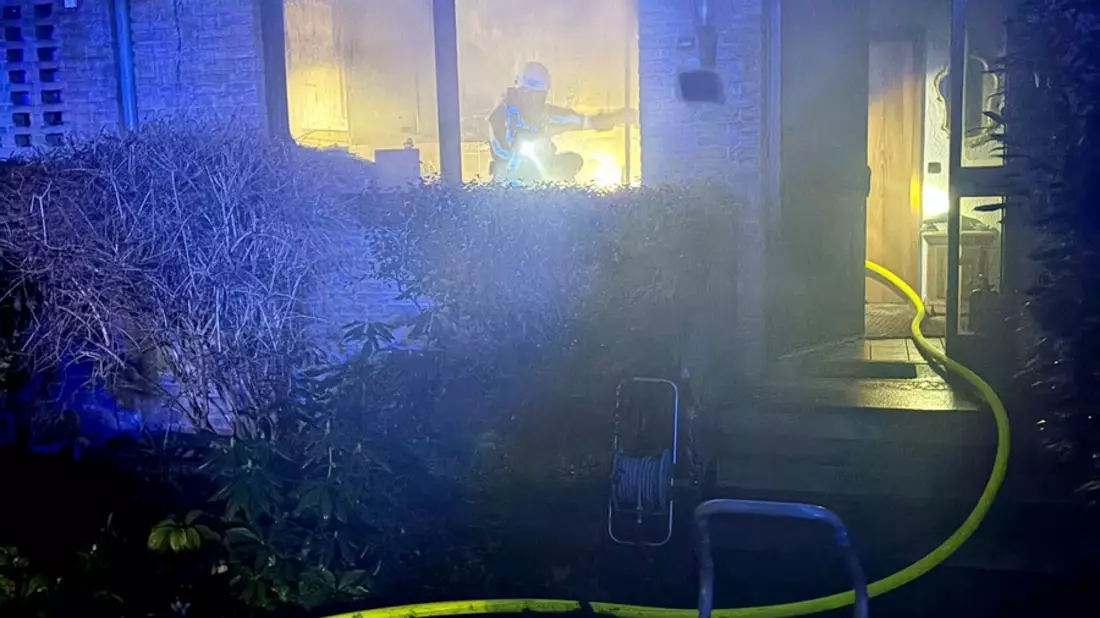 FW Düren: Feuer in Einfamilienhaus: Einsatzkräfte bringen Brand schnell unter Kontrolle - Bild: presseportal.de