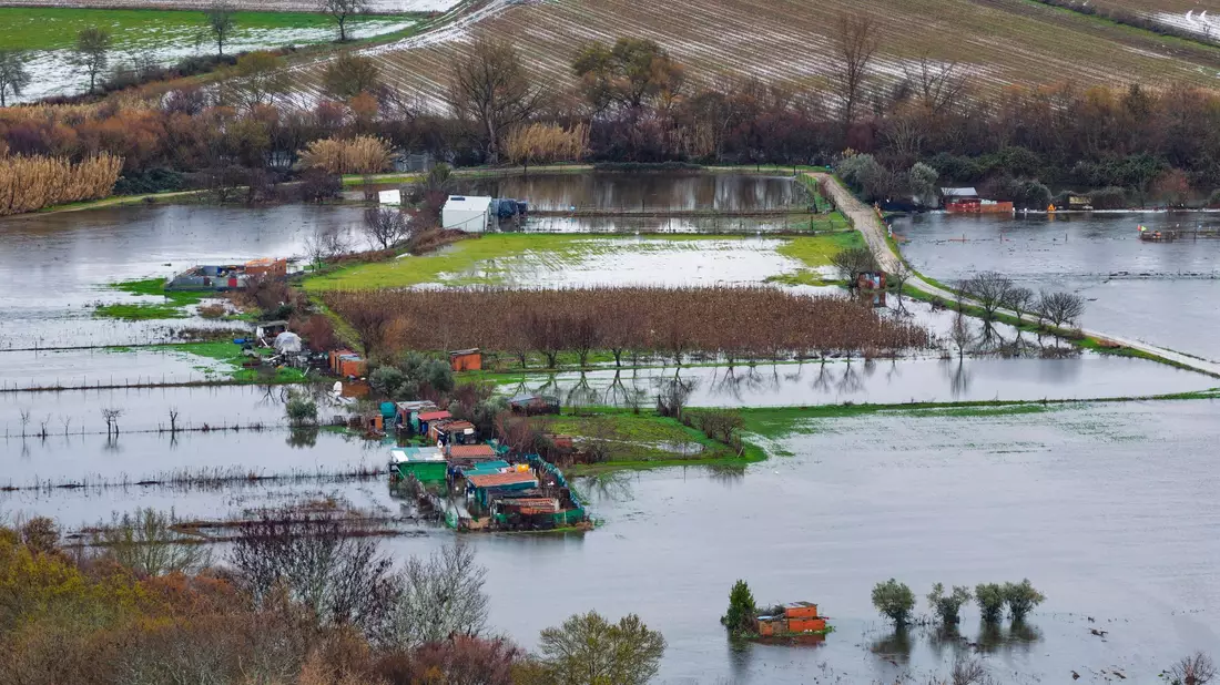 Nach einer ganzen Serie von Winterstürmen stehen in Teilen Portugals und wie hier in der spanischen Extremadura weite Landstriche unter Wasser. - Bild: Carlos Criado/EUROPA PRESS/dpa