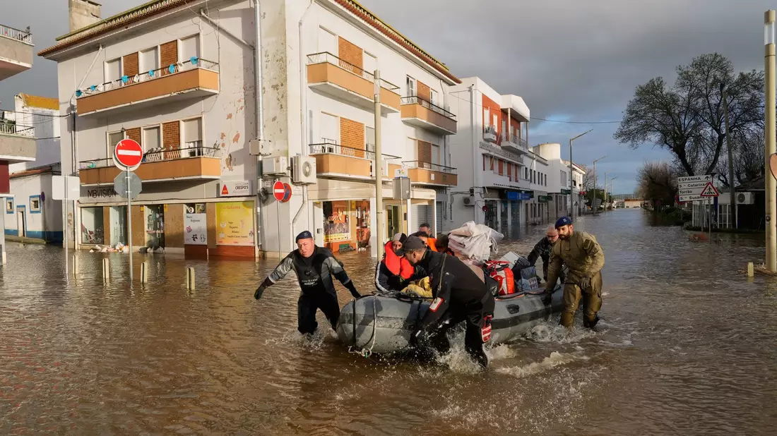 In weiten Teilen Portugals wurde erneut wegen des Sturms «Marta» die zweithöchste Alarmstufe Orange ausgerufen.  - Bild: Ana Brigida/AP/dpa