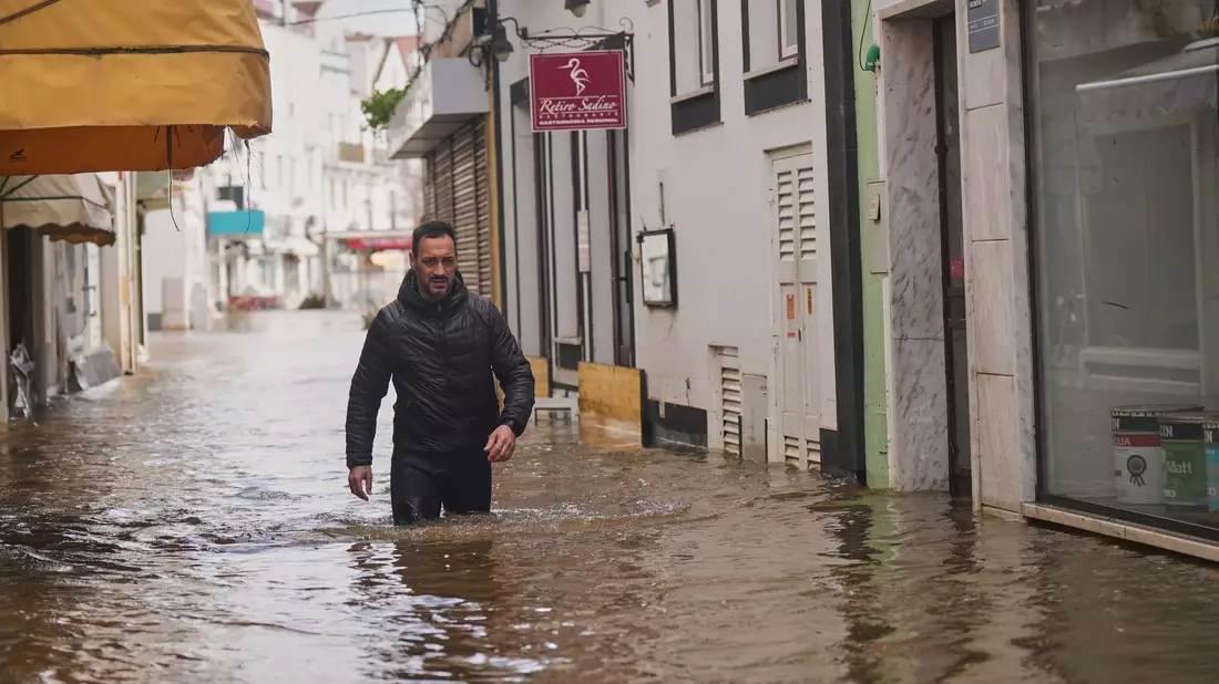 Viele Orte in Portugal standen nach Starkregen unter Wasser. Am Samstag zog ein weiteres Atlantiktief über das Land hinweg.  - Bild: Ana Brigida/AP/dpa