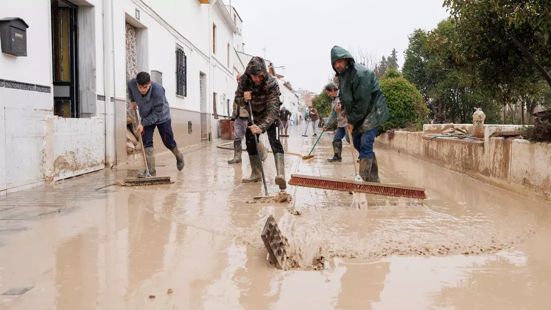 Menschen im südspanischen Andalusien reinigen Straßen nach dem Sturmtief Leonardo. Am Samstag folgte schon das nächste Atlantiktief Marta. - Bild: Álex Cámara/EUROPA PRESS/dpa