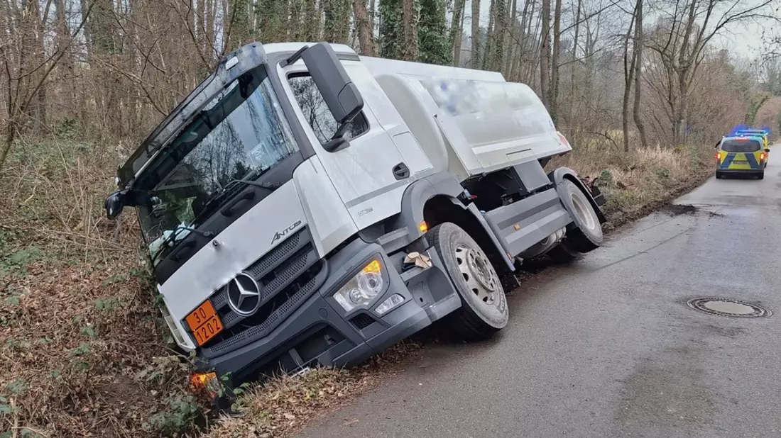 FW Konstanz: Tanklastzug in Bachbett - Bild: presseportal.de