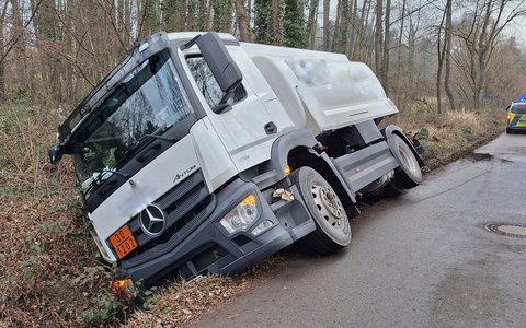 FW Konstanz: Tanklastzug in Bachbett - Foto: presseportal.de